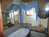 Self catering accommodation in Hazyview bathroom